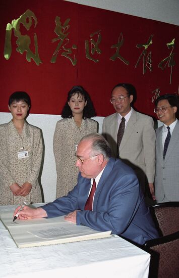 Viktor Chernomyrdin visits China