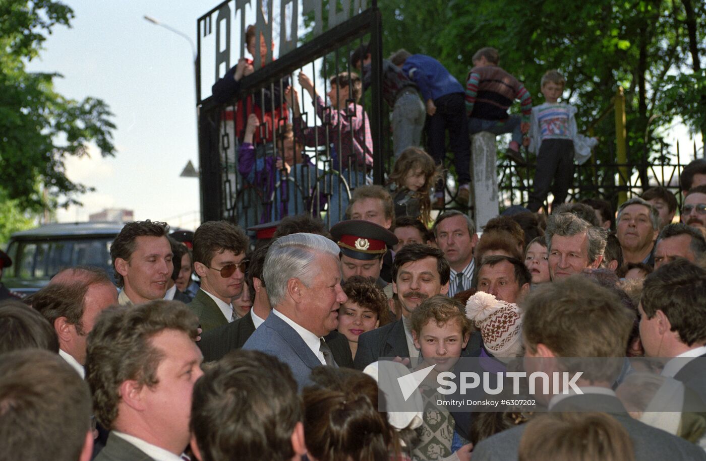 Boris Yeltsin tours Moscow Region