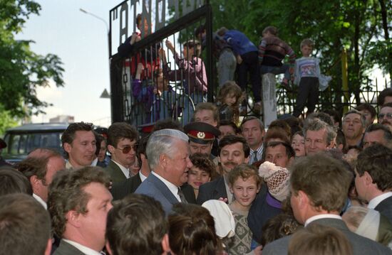 Boris Yeltsin tours Moscow Region