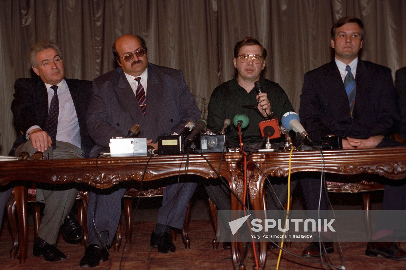 MMM president Sergei Mavrodi holds news conference