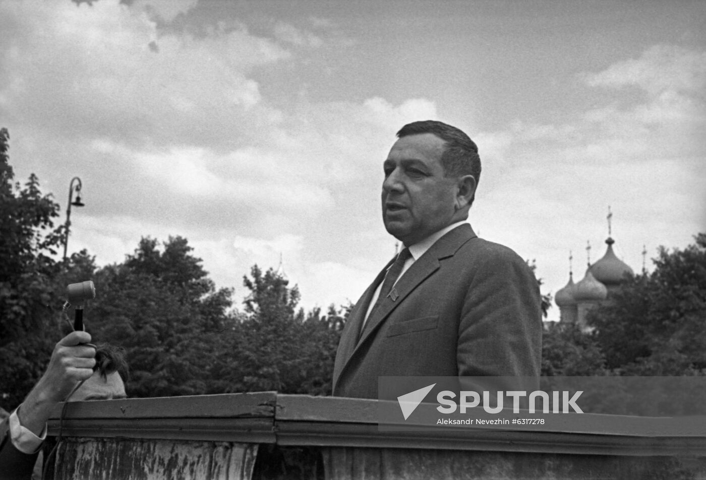 Unveiling monument to Turkish poet Nazım Hikmet