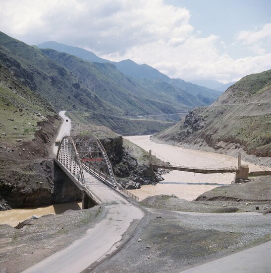 Road toward Toktogul hydropower plant along Narym River