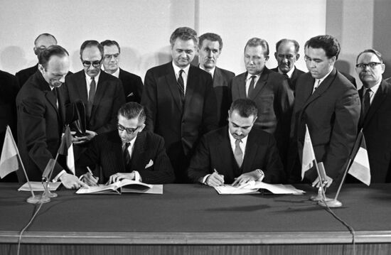 Signing Soviet-French agreement