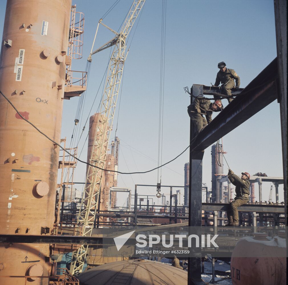 Construction of Orenburg gas refinery