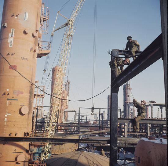 Construction of Orenburg gas refinery