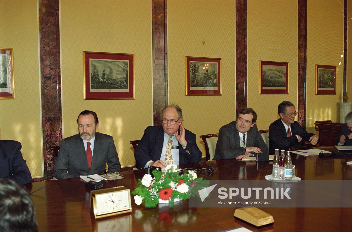 Boris Yeltsin speaks to foreign journalists