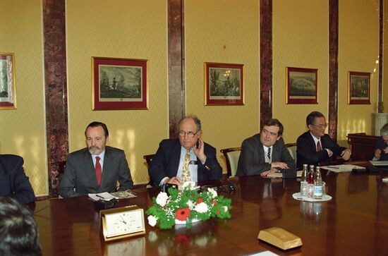Boris Yeltsin speaks to foreign journalists