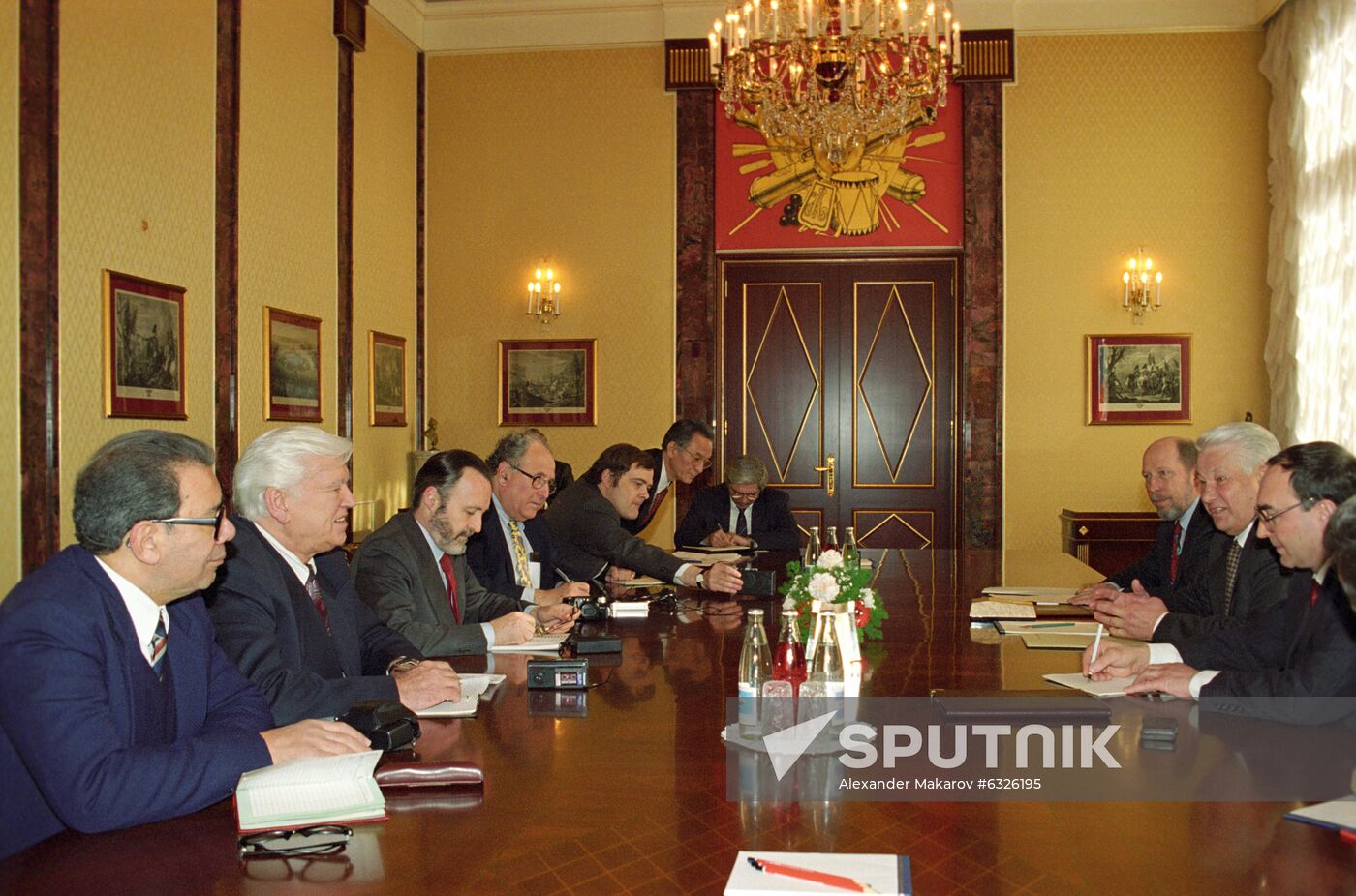 Boris Yeltsin speaks to foreign journalists