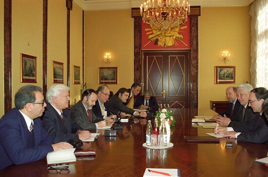 Boris Yeltsin speaks to foreign journalists