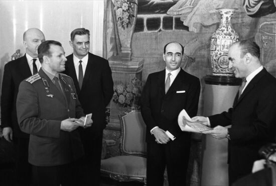 Pilot and cosmonaut Yuri Gagarin receives award at Italian Embassy