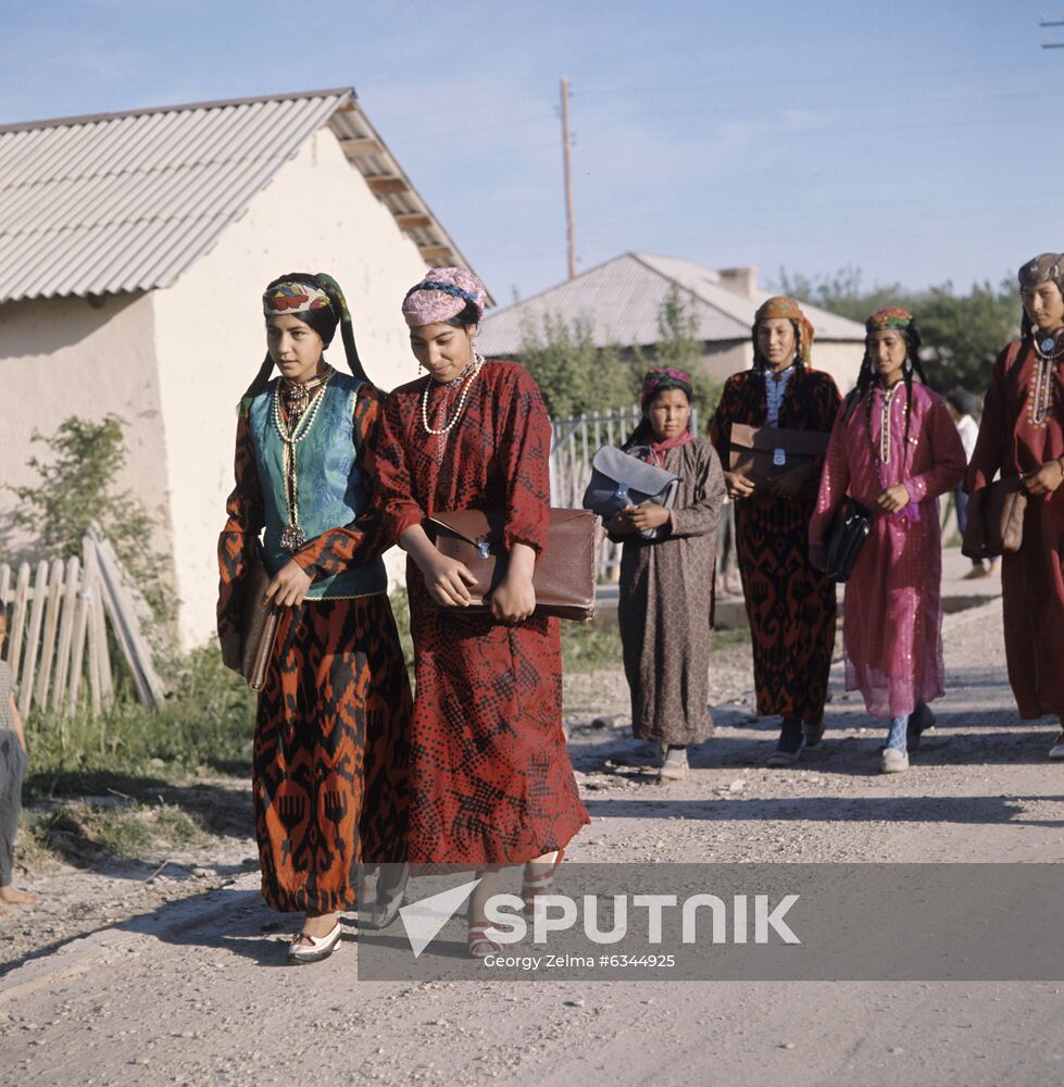 Turkmen schoolgirls