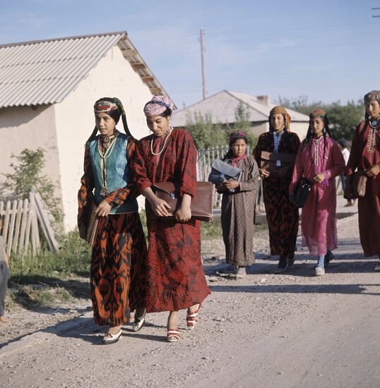 Turkmen schoolgirls