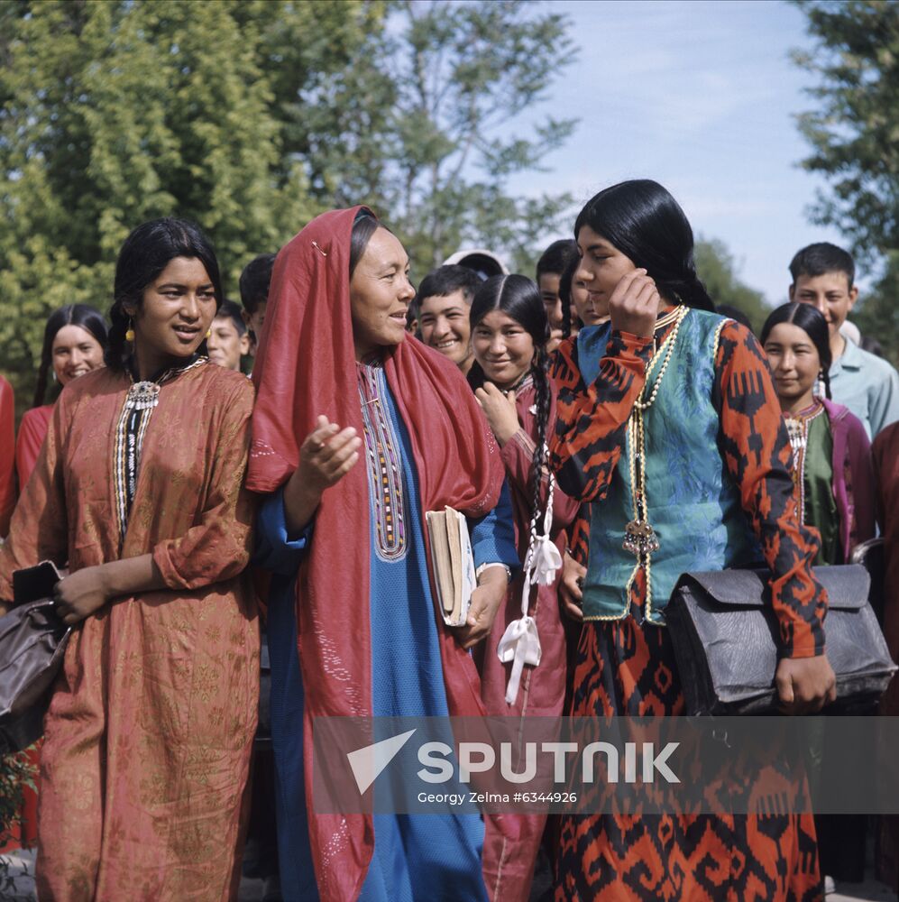 Turkmen schoolgirls