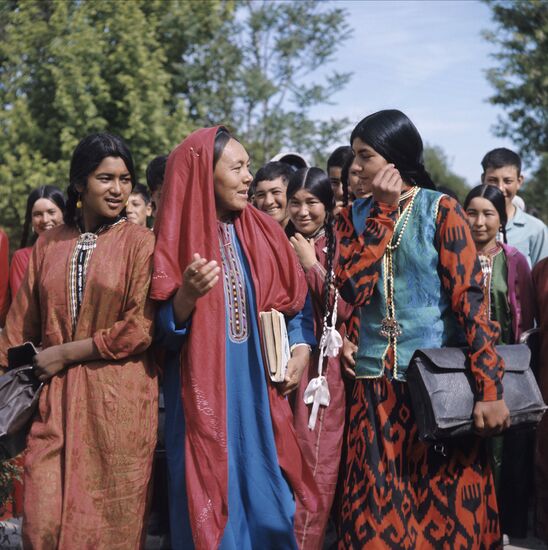 Turkmen schoolgirls