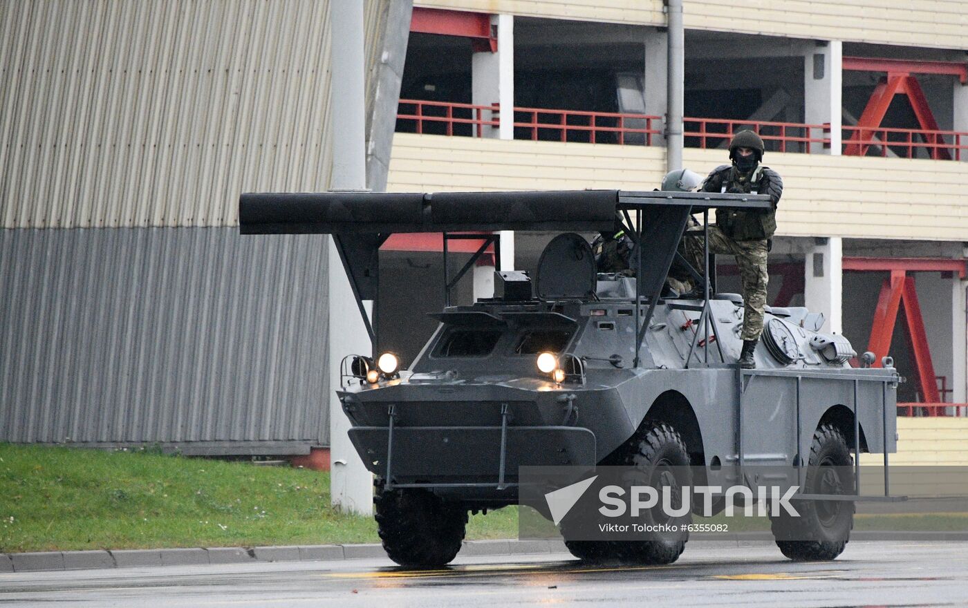 Law enforcement officers arrive at a place where protesters take part in a rally, in Minsk, Belarus. Location: Belarus, Minsk. Author: Viktor Tolochko/Sputnik. Belarus Presidential Election Protest