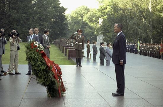 US President George Bush makes official visit to USSR