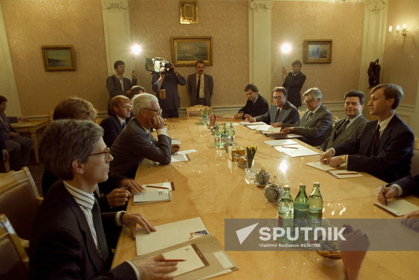 British Foreign Secretary Douglas Hurd visits Soviet Union