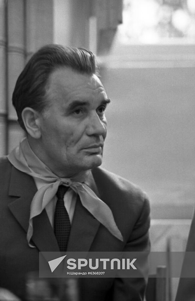 Soviet guerrillas meet with Stanislaw Wronski