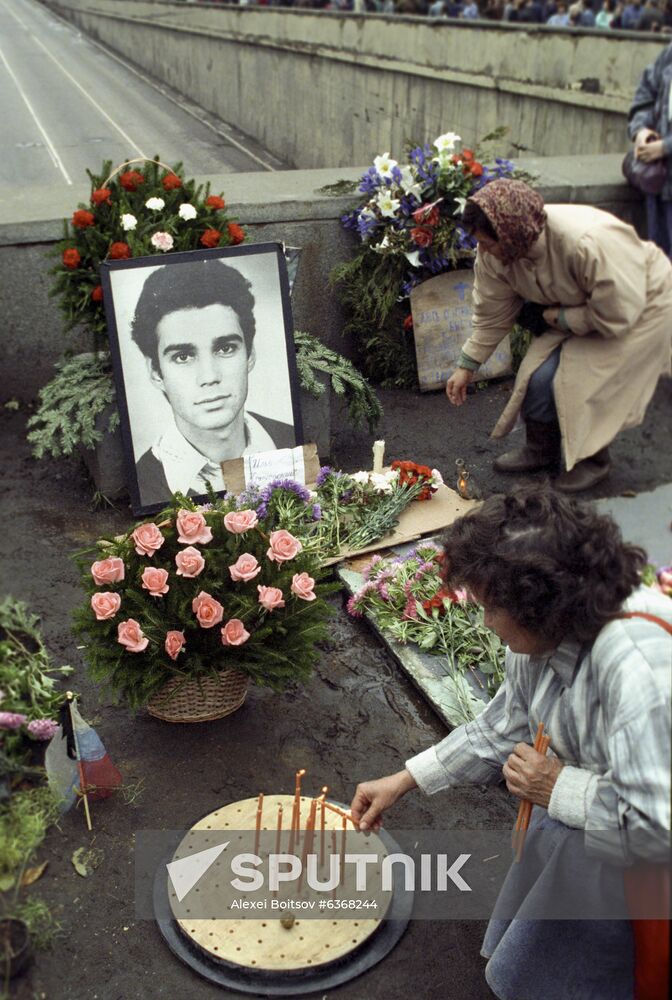 Remembering heroic defenders of Russian Parliament