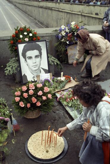Remembering heroic defenders of Russian Parliament