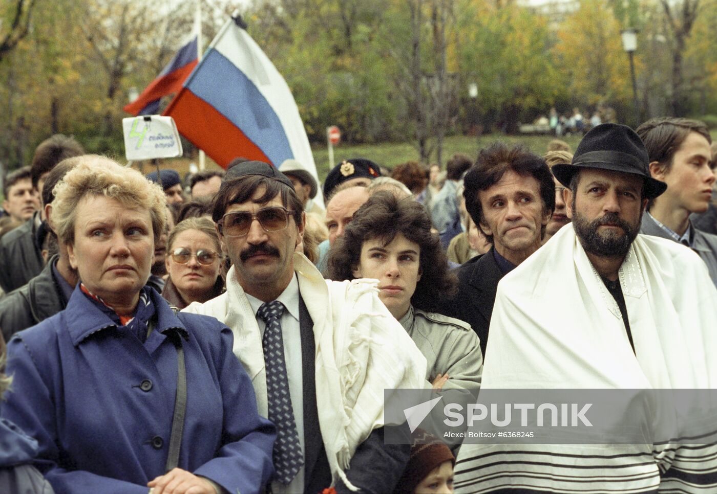 Remembering heroic defenders of Russian Parliament