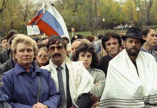 Remembering heroic defenders of Russian Parliament