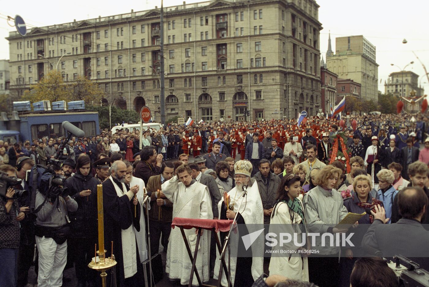 Remembering heroic defenders of Russian Parliament