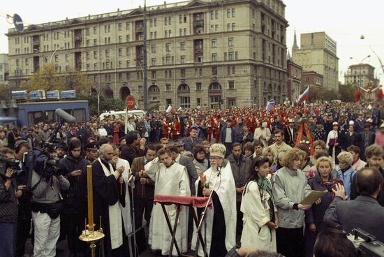 Remembering heroic defenders of Russian Parliament