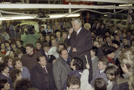 Russian President Boris Yeltsin visits Volga area