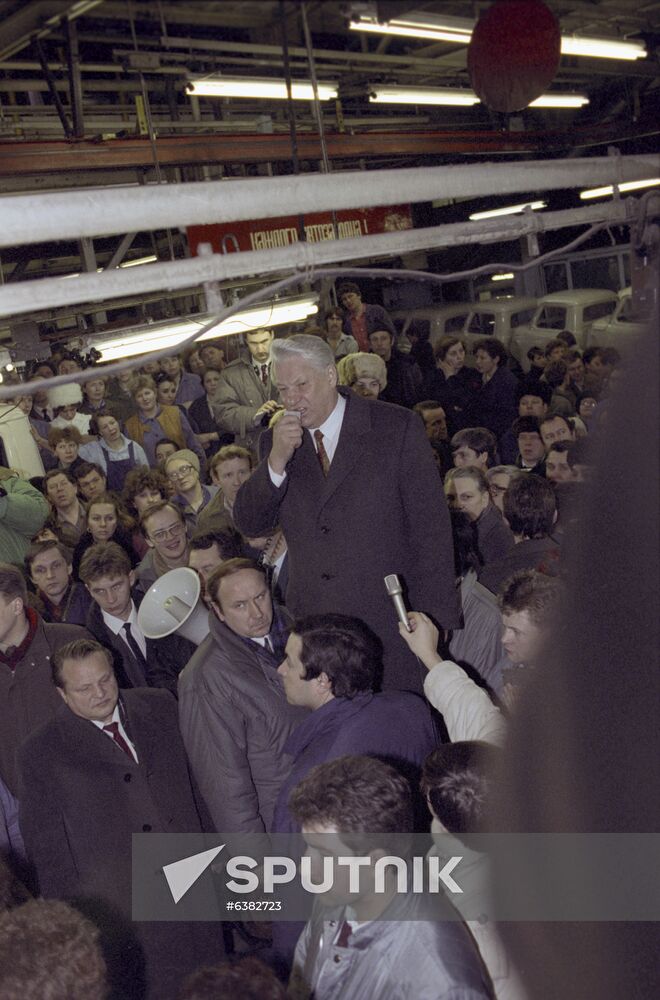Russian President Boris Yeltsin visits Volga area