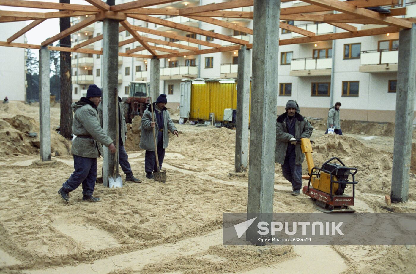 Building homes for Soviet military personnel withdrawn from Germany