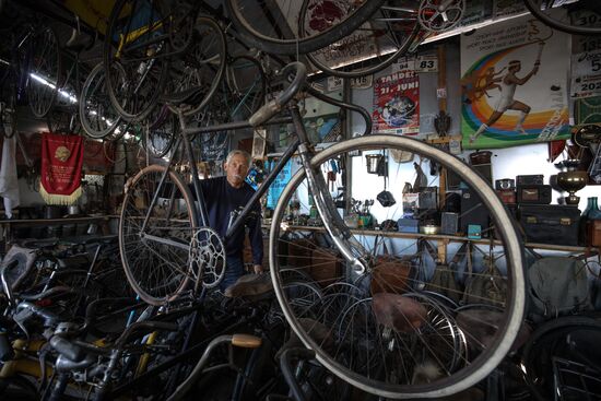 Russia Bicycle Assembling