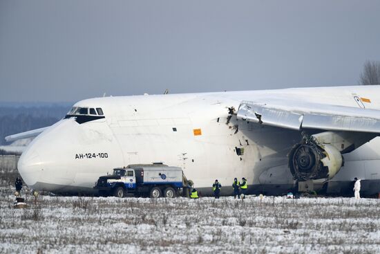 Russia An-124 Emergency Landing 