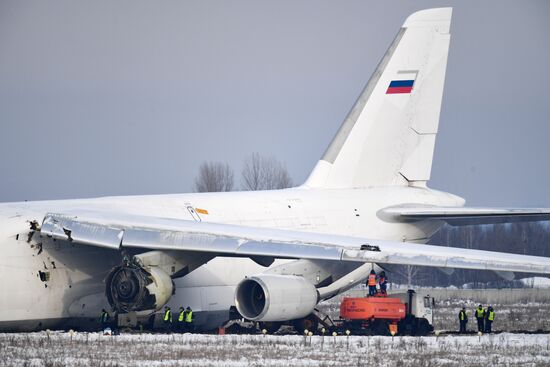 Russia An-124 Emergency Landing 