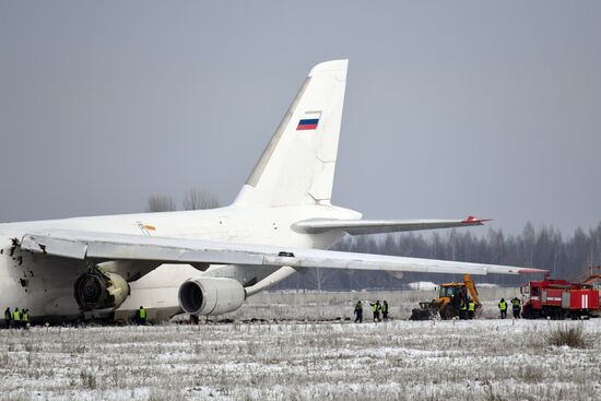 Russia An-124 Emergency Landing 