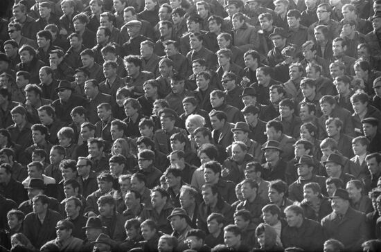 One Hundred Men and a Woman exhibition photo by Yury Ivanov