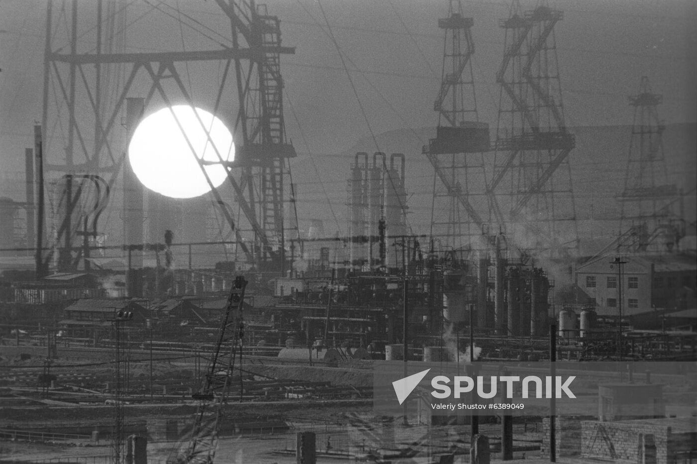 Sea and Oil, exhibition photo by Valery Shustov