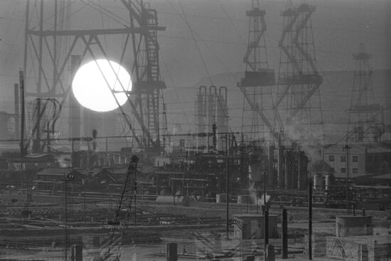 Sea and Oil, exhibition photo by Valery Shustov