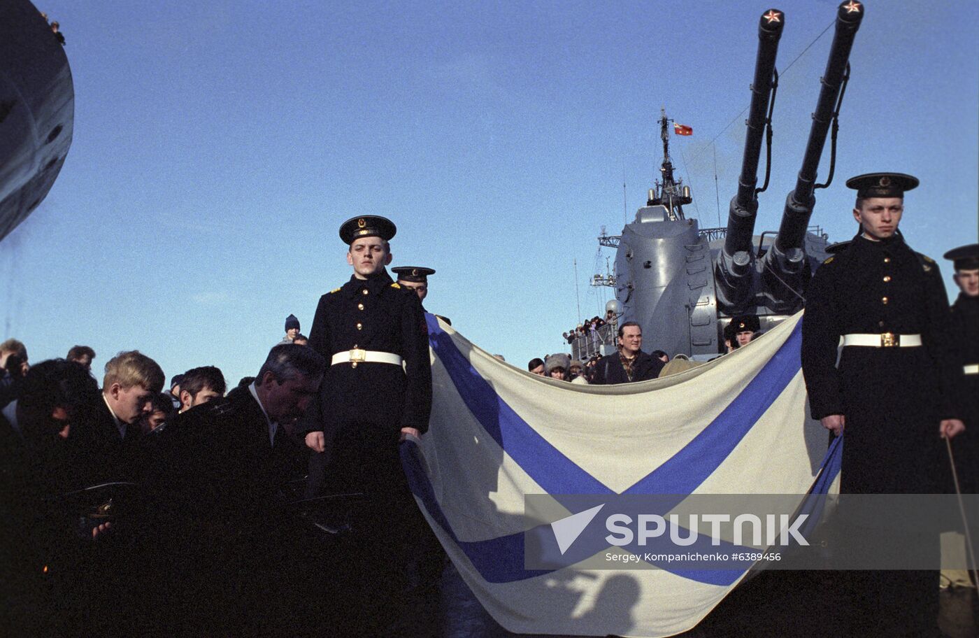 Ceremony of presenting St. Andrew's Flag to crew of destroyer Bespokoiny