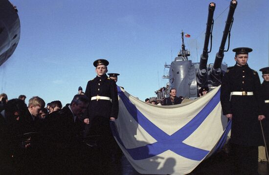 Ceremony of presenting St. Andrew's Flag to crew of destroyer Bespokoiny