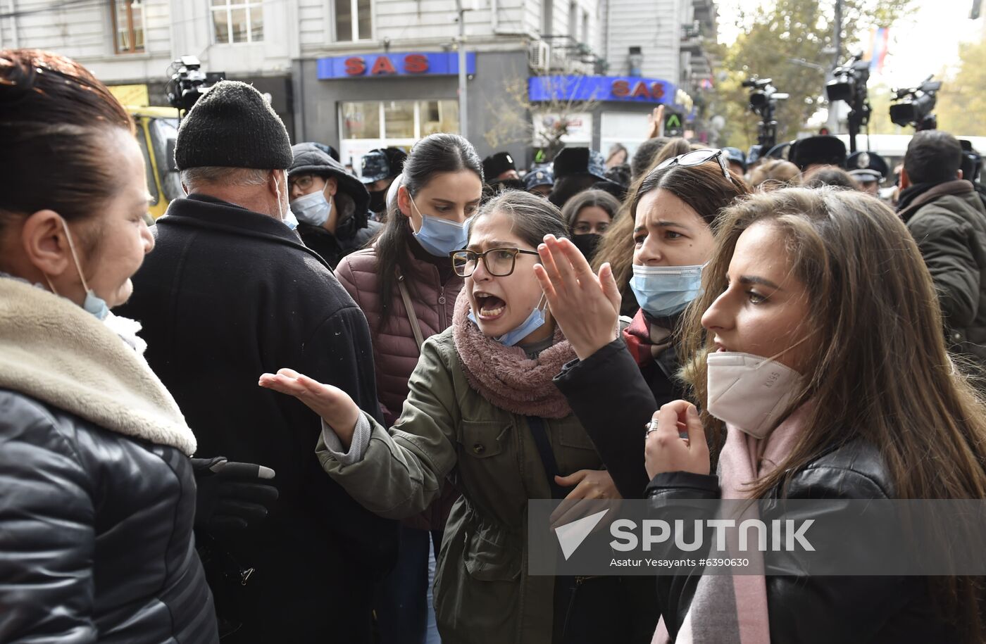 Protesters argue during an opposition rally against the prime minister's decision to sign an agreement to end fighting with Azerbaijan over the disputed Nagorno-Karabakh region, in Yerevan, Armenia. Opposition supporters blocked streets in the center of Yerevan demanding the resignation of Prime Minister Nikol Pashinyan.
Location: Armenia, Yerevan. Author: Asatur Yesayants/Sputnik. Armenia Nagorno-Karabakh Ceasefire