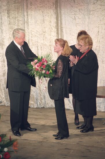 Presenting state awards to Sovremennik Theater actors