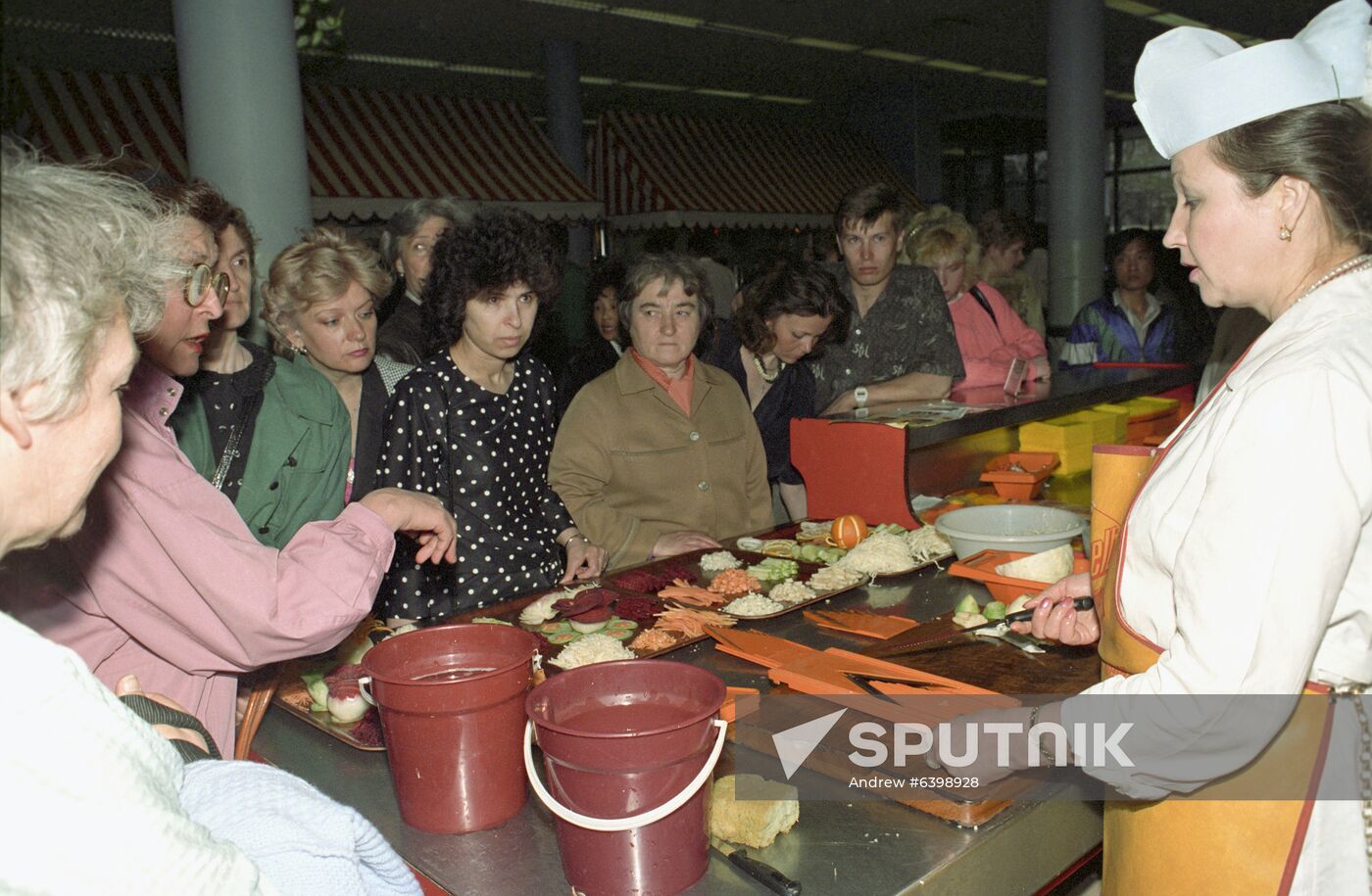 Moscow residents admire German vegetable slicer