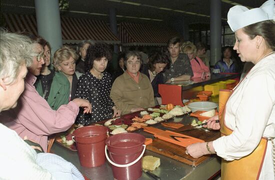 Moscow residents admire German vegetable slicer