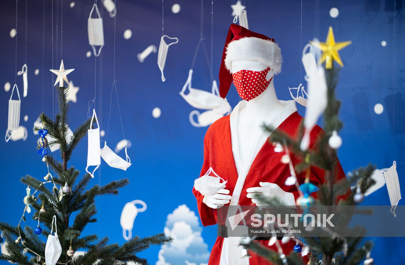 A mannequin of Santa Claus wearing a protective face mask is displayed at a photo spot featuring Christmas season scene and masks at Tokyo Mask Land, a face-mask theme exhibition and its speciality shop amid the coronavirus disease (COVID-19) outbreak, in Yokohama, Japan. Tokyo Mask Land, which opened on Tuesday for a month in an office building in Yokohama, also has a mask bar and is offering mask-making workshops to draw visitors. A pop-up store near the capital of Japan is luring Christmas shoppers with 250 types of face mask, including festive versions with decorative lights. Location: Japan, Yockohama. Author: Yusuke Suzuki/Sputnik. Japan Tokyo Mask Land Exhibition