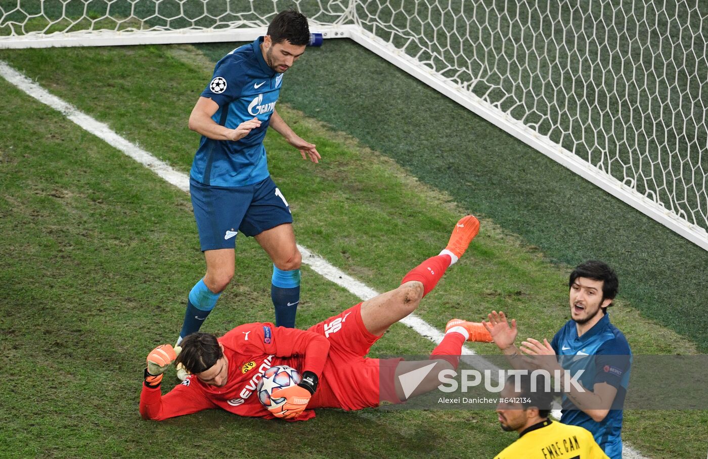 Borussia's goalkeeper Marwin Hitz, at the foreground, and Zenit's Aleksey Sutormin struggle for a ball during the Champions League soccer match between Zenit Saint Petersburg and Borussia Dortmund, in Saint Petersburg, Russia. Location: Russia, St. Petersburg. Author: Alexei Danichev/Sputnik. Russia Soccer Champions League Zenit - Borussia