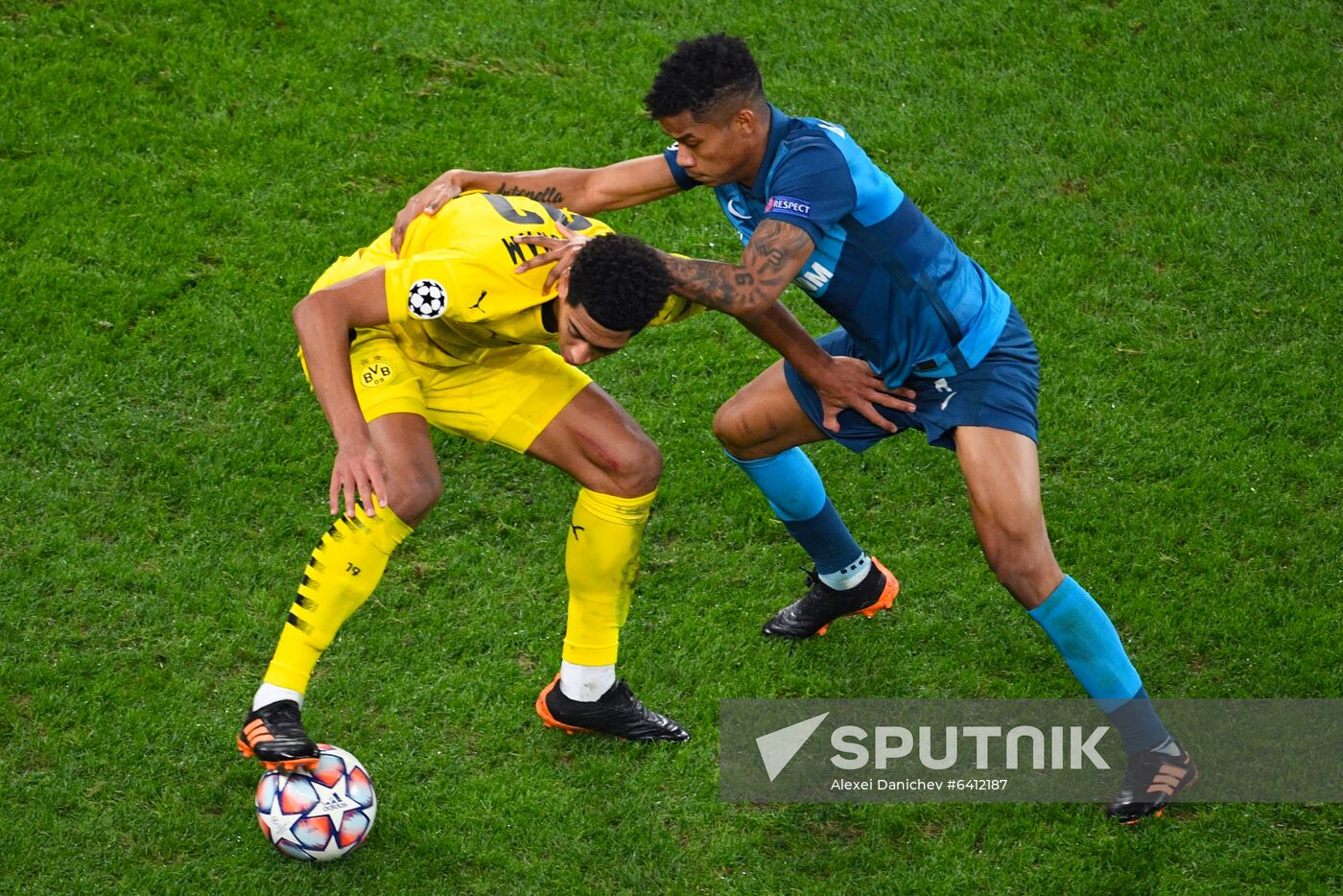 Borussia's Jude Bellingham, left, and Zenit's Wilmar Barrios struggle for a ball during the Champions League soccer match between Zenit Saint Petersburg and Borussia Dortmund, in Saint Petersburg, Russia. Location: Russia, St. Petersburg. Author: Alexei Danichev/Sputnik. Russia Soccer Champions League Zenit - Borussia