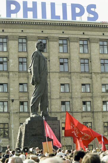 Rally marks 100th birth anniversary of poet Vladimir Mayakovsky