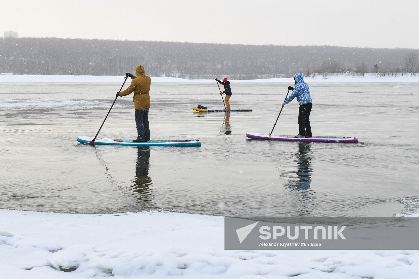 Russia Winter SUP Surfing