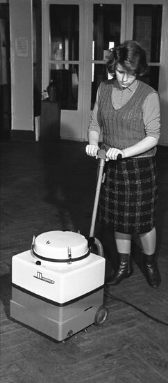 Pioneer floor cleaning machine